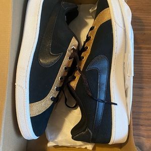 Black Nike Court Royale Prem. - brand new!